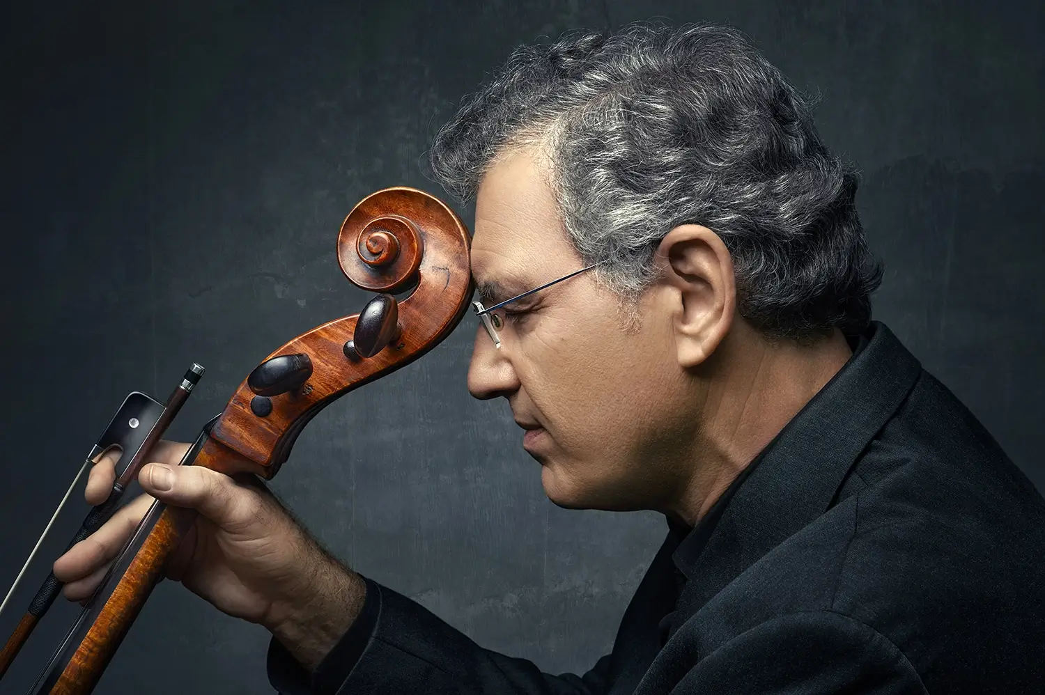IPO viola player  photographed by Miri Davidovitz