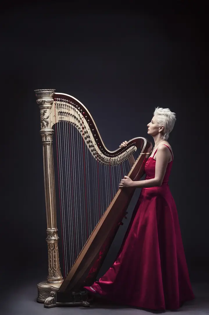 IPO harpist