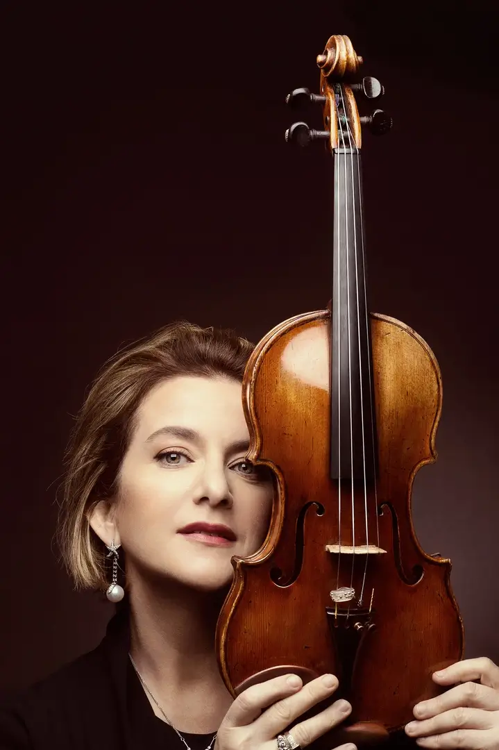 violinist photographed by Miri Davidovitz